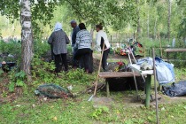 В селе Горьковка Тюменского района организовали масштабную уборку территории местного кладбища, в том числе расчистку прилегающих канав