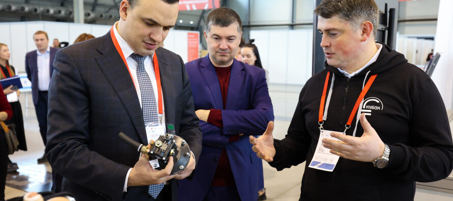 Роберт Уразов и Дмитрий Ионин ознакомились с отечественным оборудованием на соревновательной площадке Хайтека и Кубка